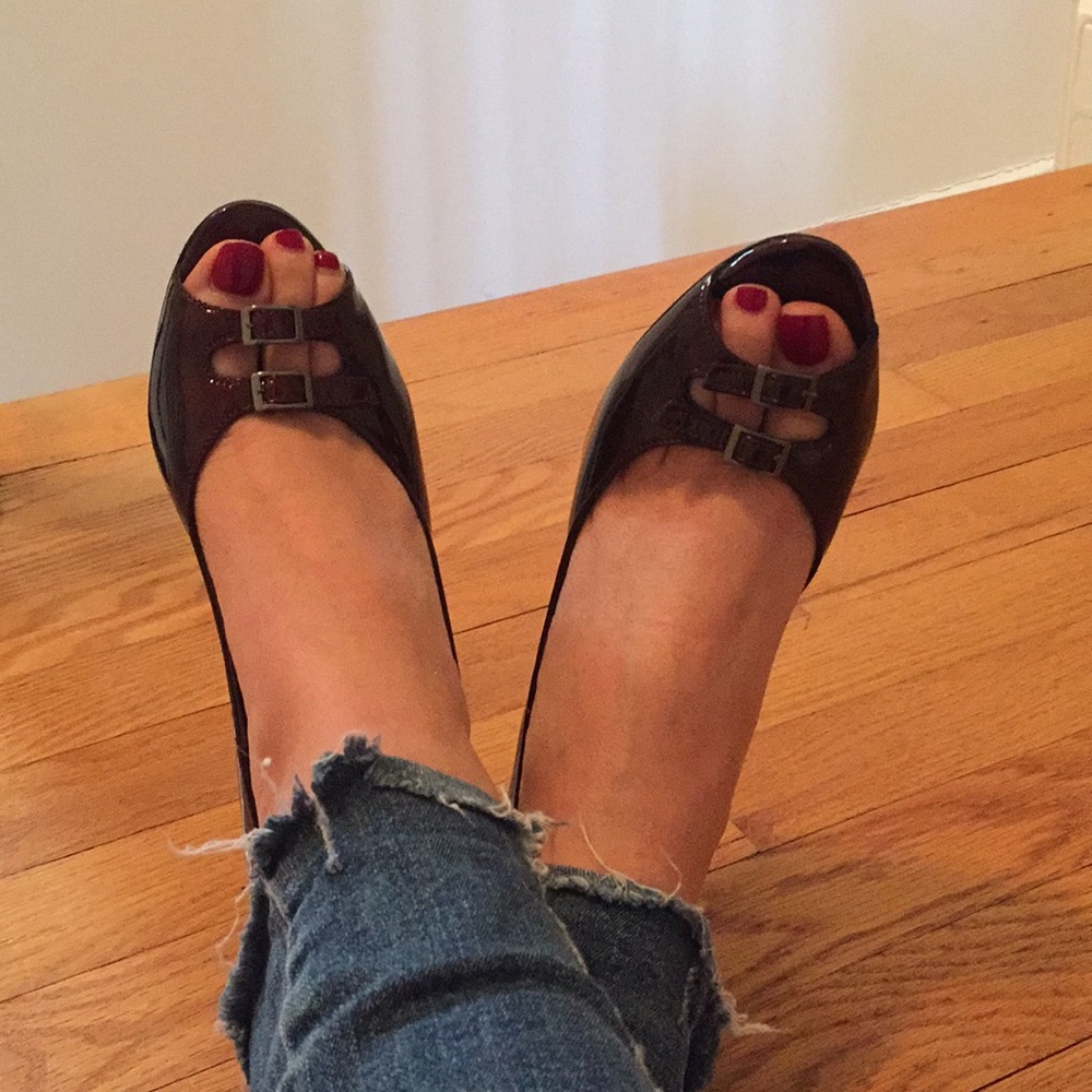 Claudia Ciutti maroon patent leather pumps